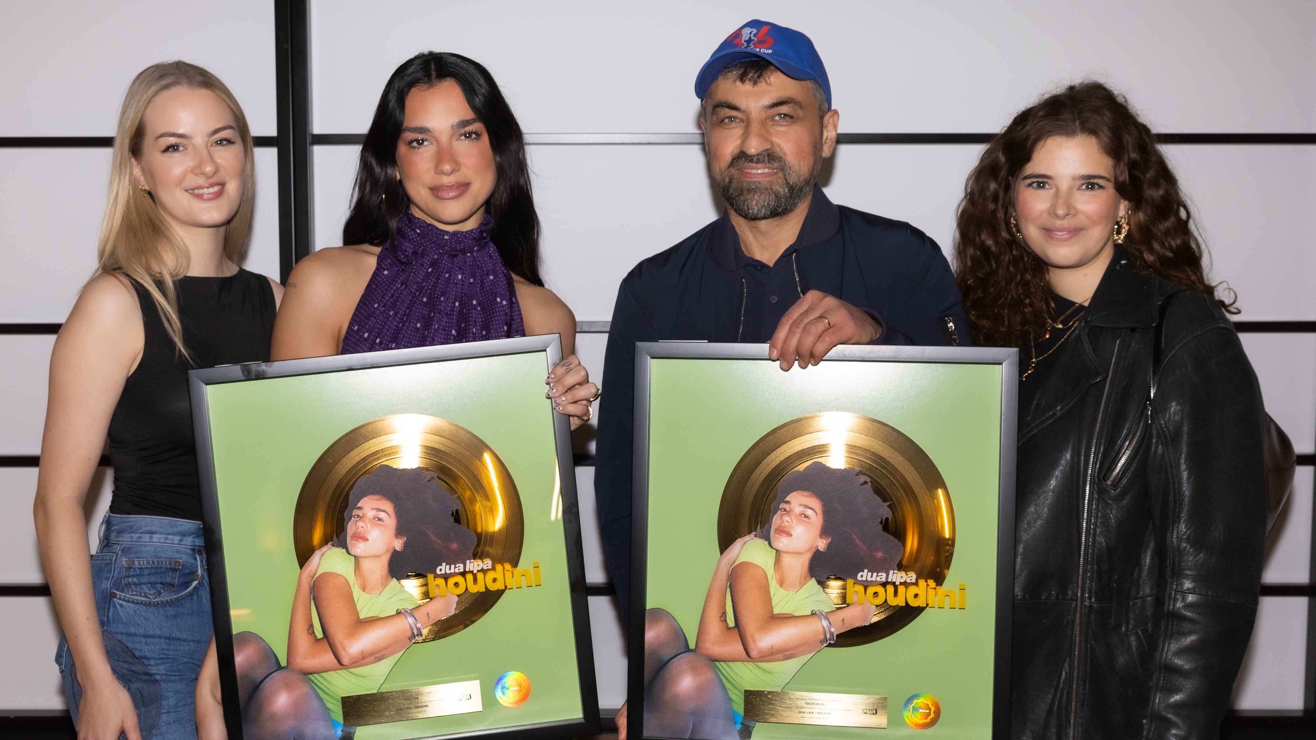 165e8874 e18d 4b6b a901 d73bc097ae1f Mit dem Edelmetall (von links): Antonia Eitel (Product Manager Urban), Dua Lipa, Neffi Temur (Senior Vice President) und Fernanda Lopez de Melo (Head Of Marketing, beide Urban).