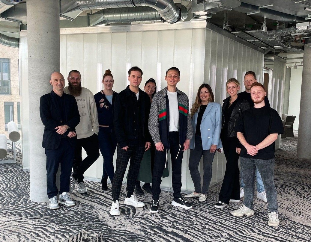 Verlagsdeal perfekt: Emil Reinke (4. von links) und Pierre-Angelo Papaccio (6. von links) alias twocolors mit ihrer Managerin iund dem Team von Sony Music Publishing