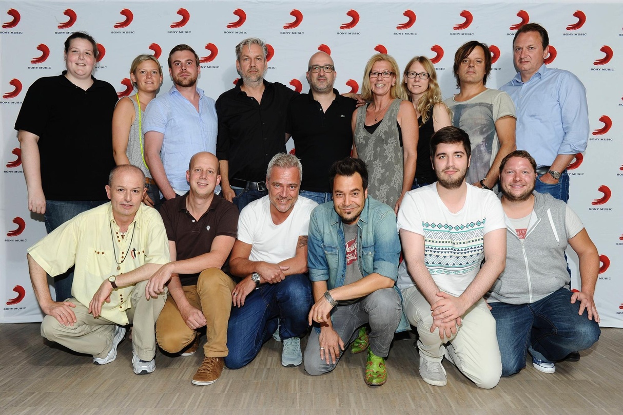 Nach dem Signing: Laith Al-Deen (vorn, Mitte) und sein Team von Sony Music und Starwatch Entertainment