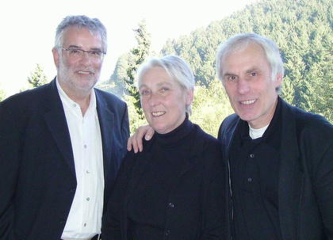 Gibt Erdenklang in neue Hände: Ulrich Rützel (r.) mit Frau Julia und DA-Chef Rainer Koppermann