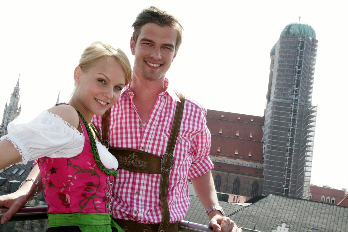 Warfen sich dem Anlass entsprechend in landestypische Tracht: Die "The Dome"-Moderatoren Mirjam und Joko in München