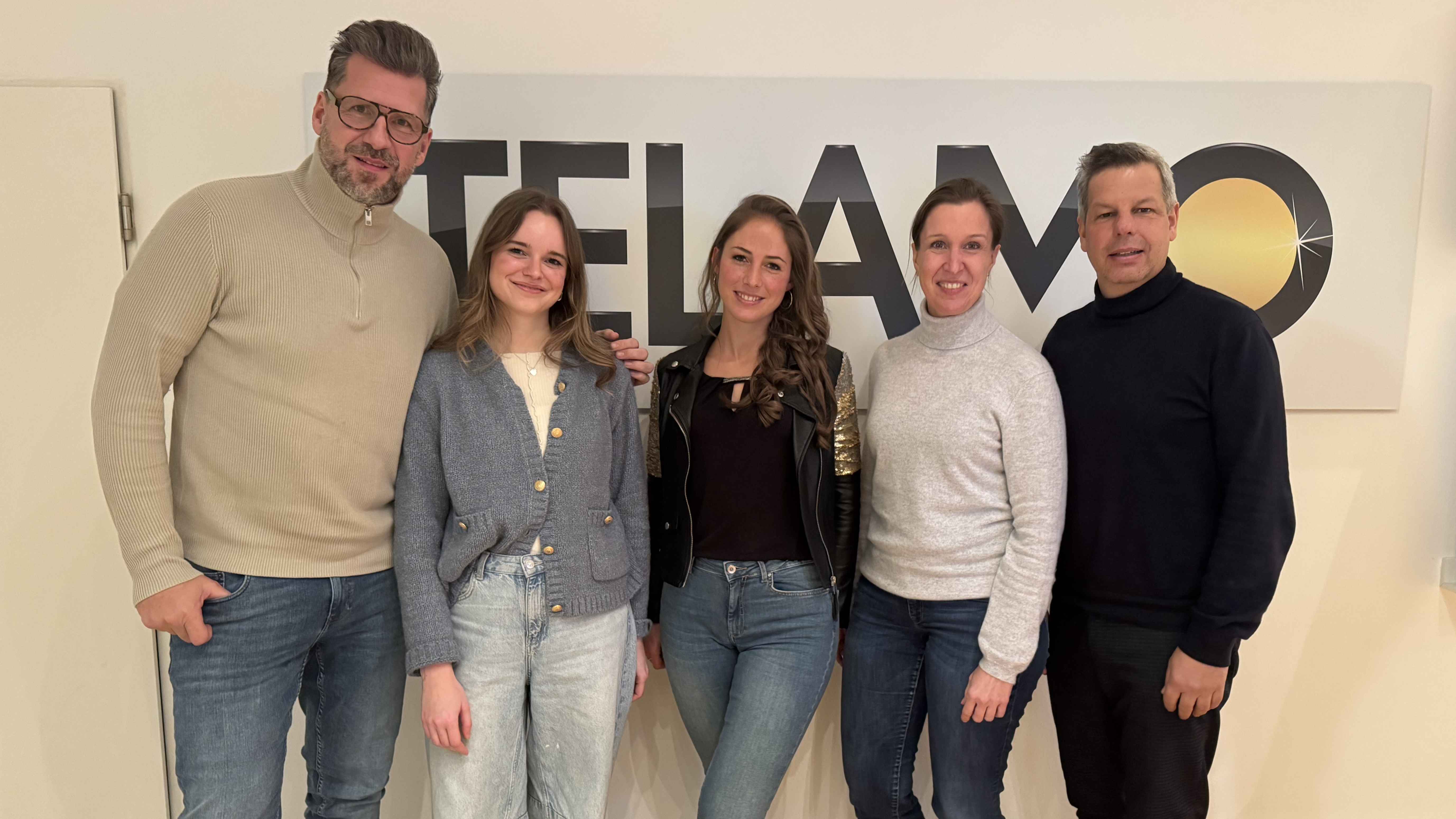 Bei der Vertragsunterzeichnung: (von links): Andre Stade (Produzent), Maren Neyraud (Produktmanager BMG), Nanett Weiss, Birte Goldbrunner (Senior Director Marketing & Promotion Telamo) und...