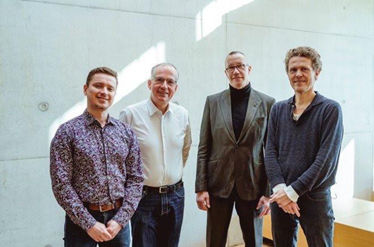 Haben sich geeinigt (von links): Martin Bail (Dramaturg FBO), Hans-Georg Kaiser (Intendant und Geschäftsführer FBO), Andreas Kluge (Senior Manager Artist Promotion & A&R Deutsche Grammopho...