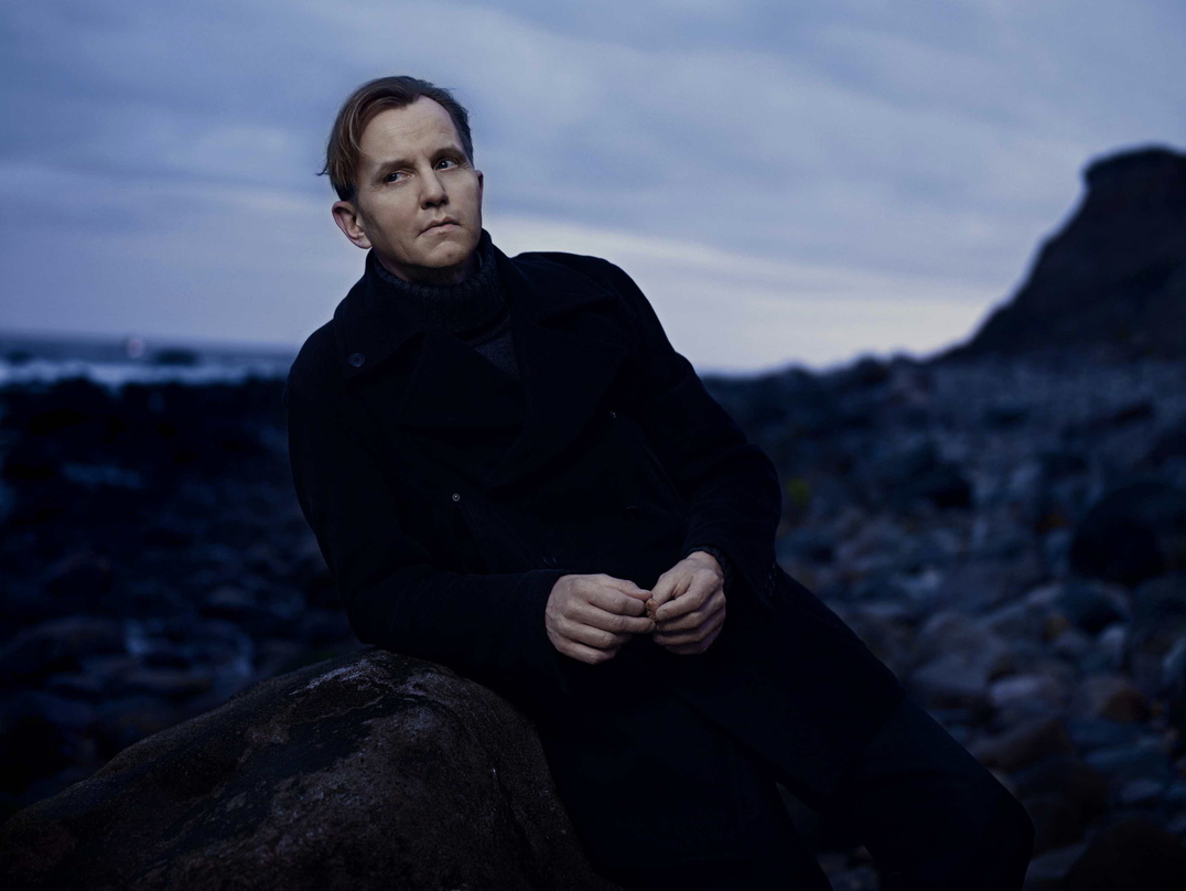 Läuft ohne das Palast Orchester in den Hafen von Universal ein: Max Raabe (Foto: Olaf Heine)