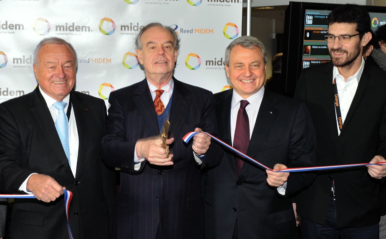 Überstrahlen den Regen bei der Midem-Eröffnung: Bernard Brochand (Bürgermeister von Cannes), Frankreichs Kulturminister Frédéric Mitterrand, Paul Zilk (Chairman & CEO Reed Midem) und Midem...