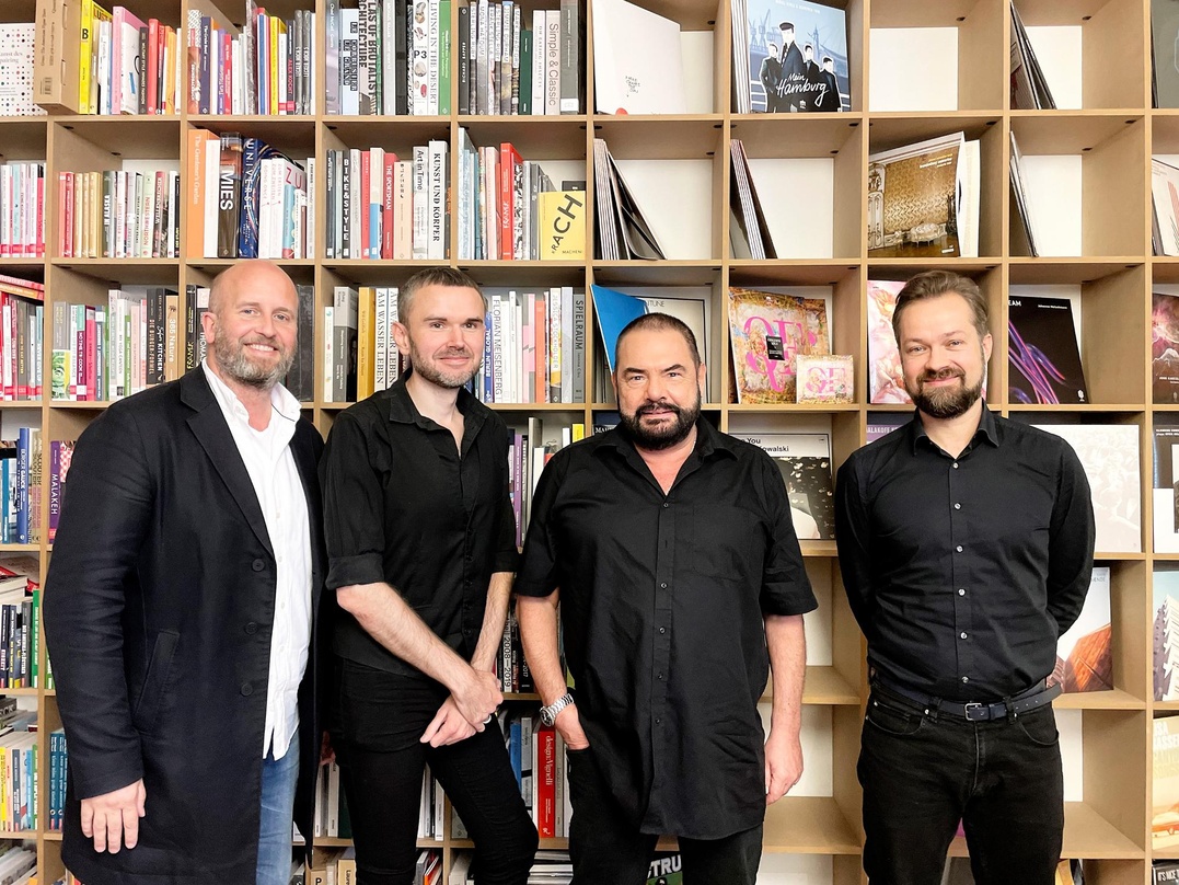 171ae1a1ca1fab3225559061efe087e46ce9ebbe51bd70a71ed5b6ff2ea24a9f Bringen das Orchesterprojekt auf den Weg (von links): Christian Mielke (Manager Alphaville), Thomas Thyssen (Schubert Music), Alphaville-Sänger Marian Gold und Marcus Heinicke (Neue Meister)