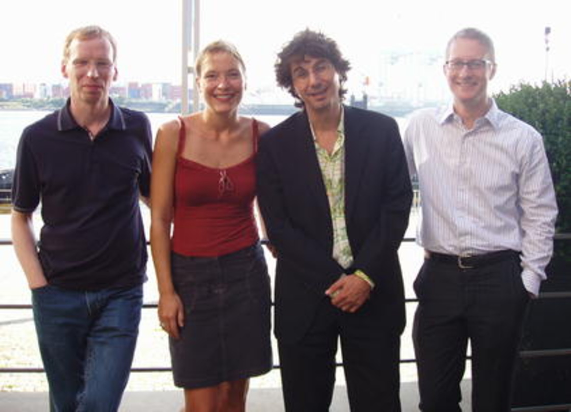 Besiegelten den Vertrag (v.l.n.r.):
Dirk Mahlstedt (Director Distributed Labels/Content Records, edel distribution), Marie Schliemann (Coordination & Labelmanagement, edel distribution), A...