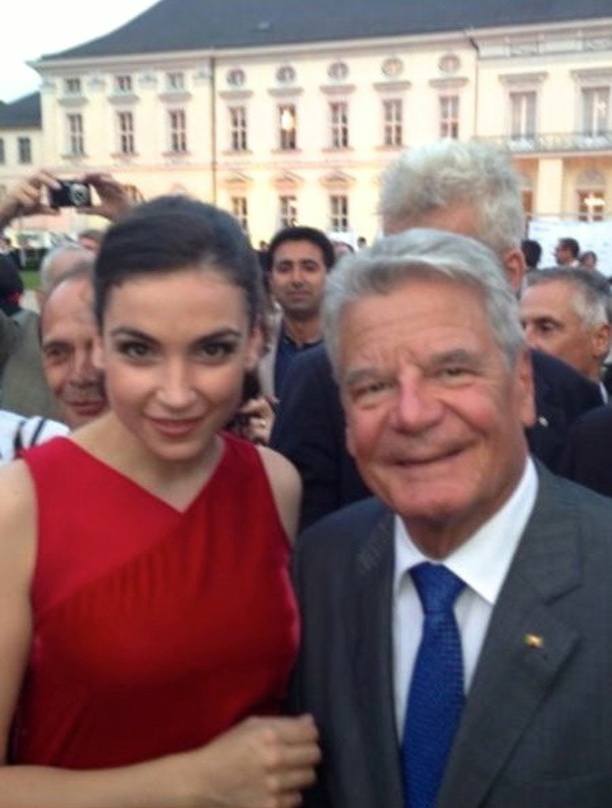 Trafen sich beim Sommerfest im Schloss Bellevue: Olga Scheps mit Bundespräsident Joachim Gauck