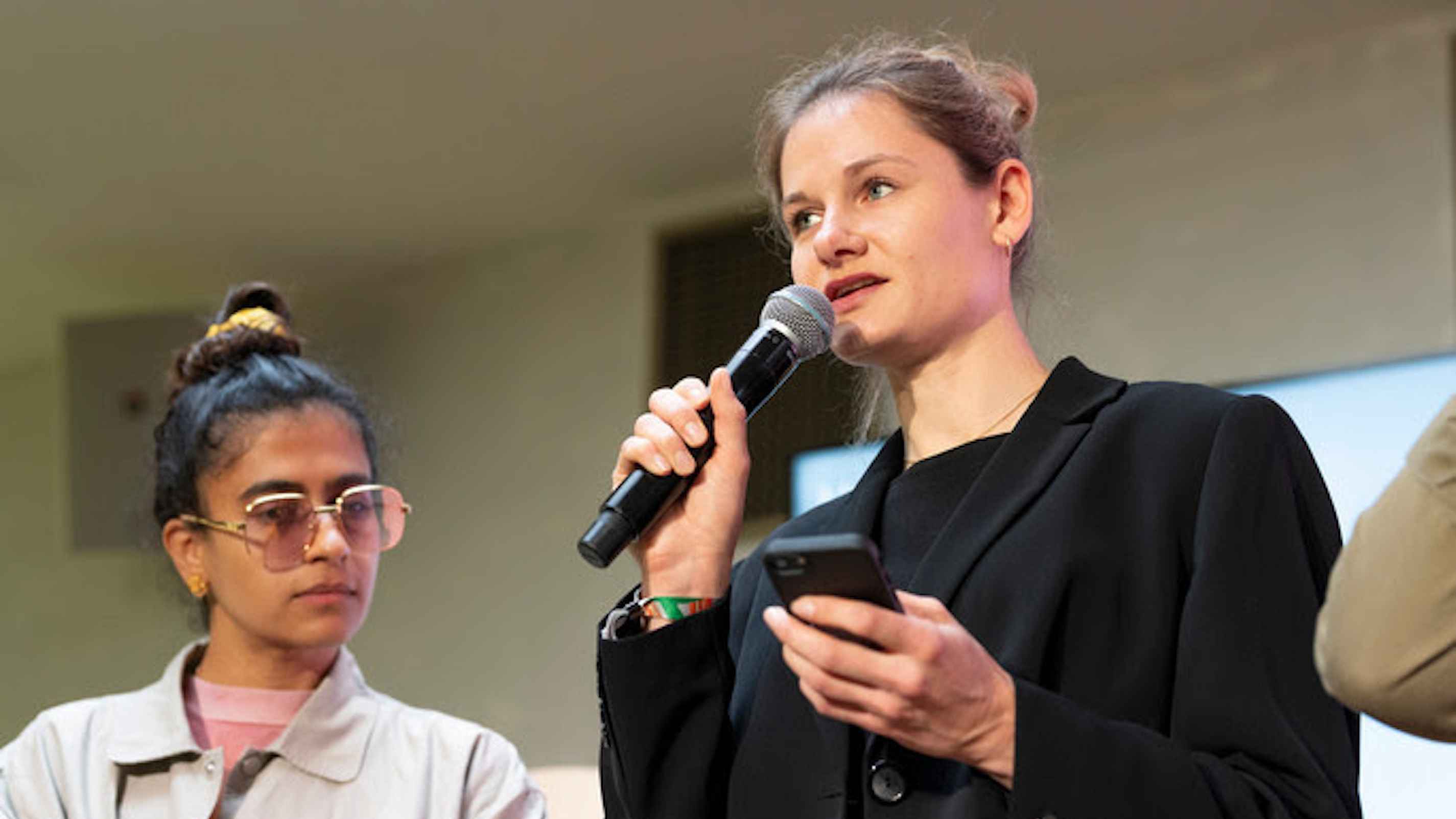 175c920a ae8a 4929 aa6c 0332288506db In Tallinn (von links): Musikerin und Aktivistin Kiran Gandhi alias Madame Gandhi und Lea Karwoth (Keychange-Projektmanagerin beim Reeperbahn Festival).