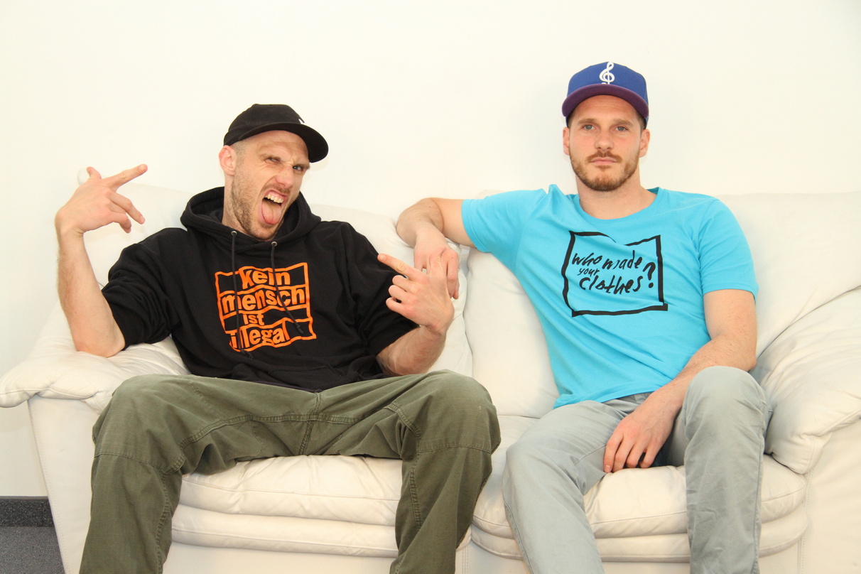 Beziehen Stellung für Flüchtlinge und gegen Fremdenhass: Mal Elevé (links) und Carlito von Irie Révoltés, hier auf der MusikWoche-Couch