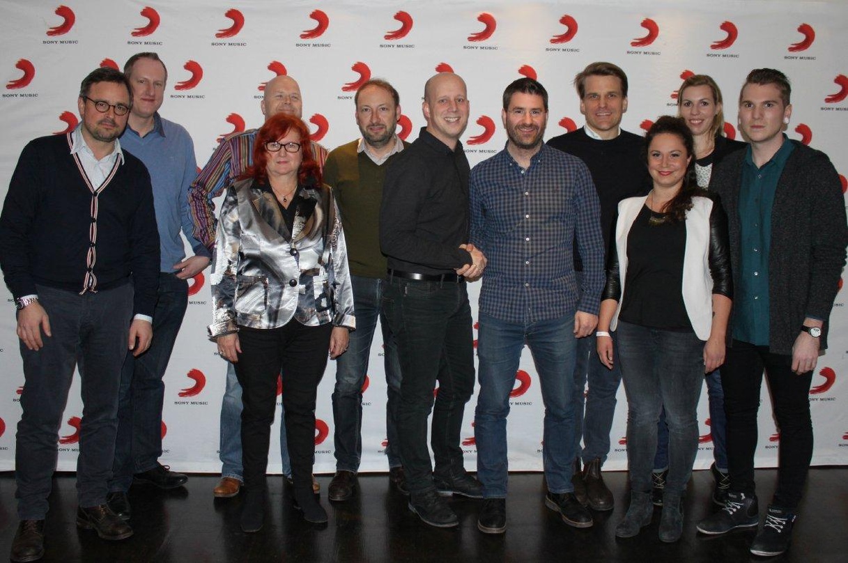 Machen gemeinsam alpinrecords (von links): Philipp von Esebeck (CFO Sony Music GSA), Andreas Keul (Director A&R AOR), Anwalt Nikolai Schulze-Soede, Elisabeth Angerer (Senior Director A&R A...