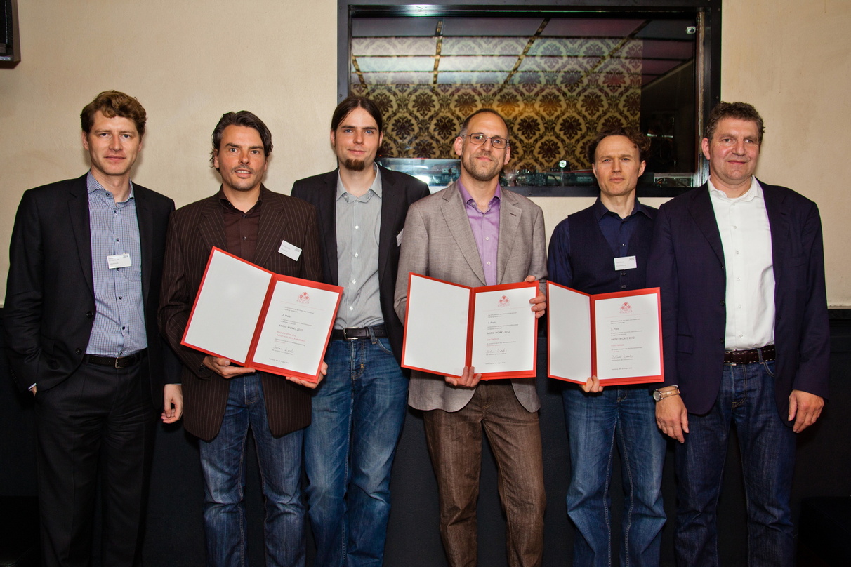Initiatoren und Sieger von Music Works 2012 (von links): Staatsrat Dr. Nikolas Hill (Kulturbehörde), Michael Stoss und Adrian von dem Knesebeck ("Sing like a Star"), Jan Dietrich ("Rapid S...