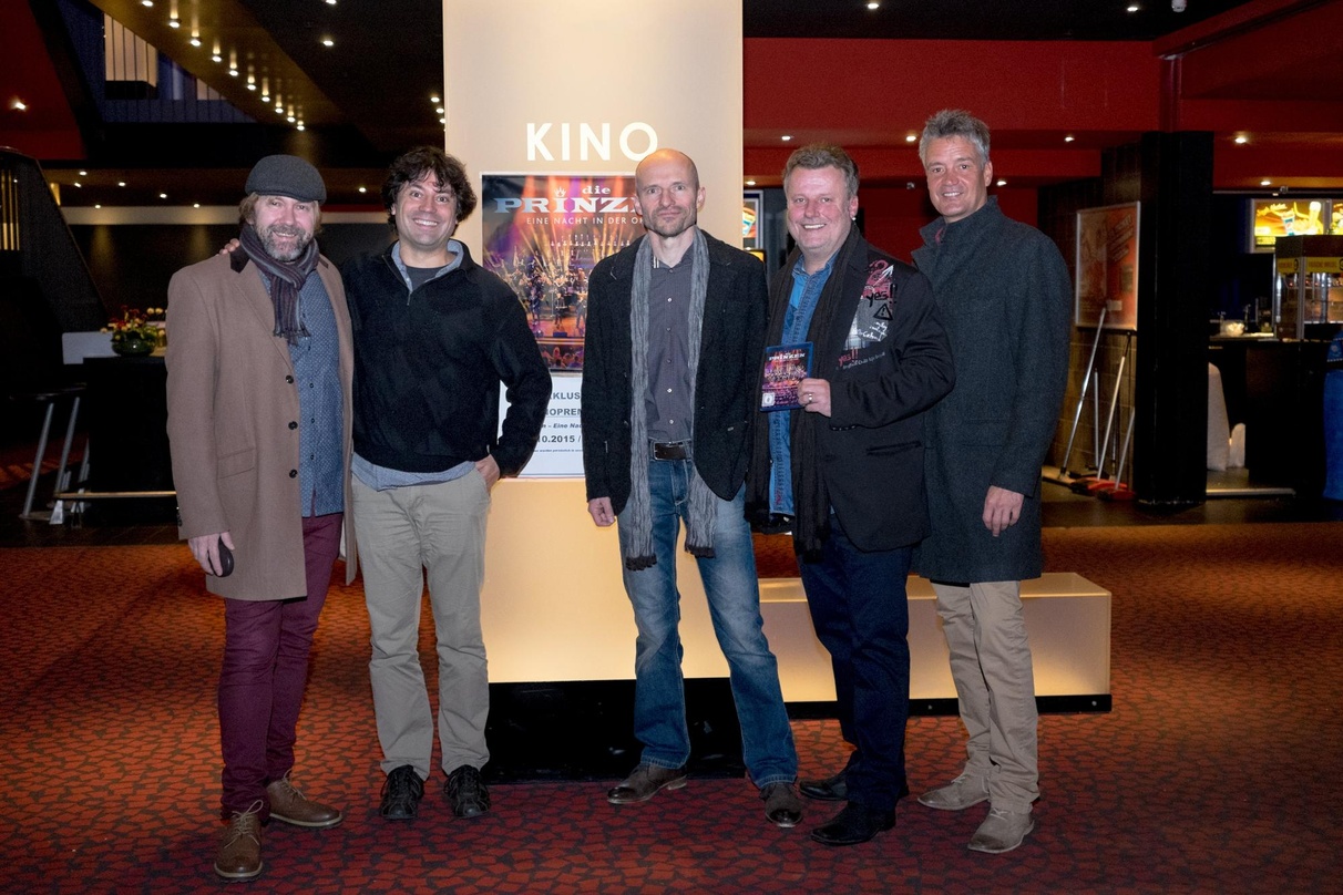 Bei der Kinopremiere in Leipzig mit dabei (von links): Tobias Künzel (Die Prinzen), Tobias Engeli (Erster Kapellmeister der musikalischen Komödie Leipzig) sowie die Prinzen Wolfgang Lenk, ...