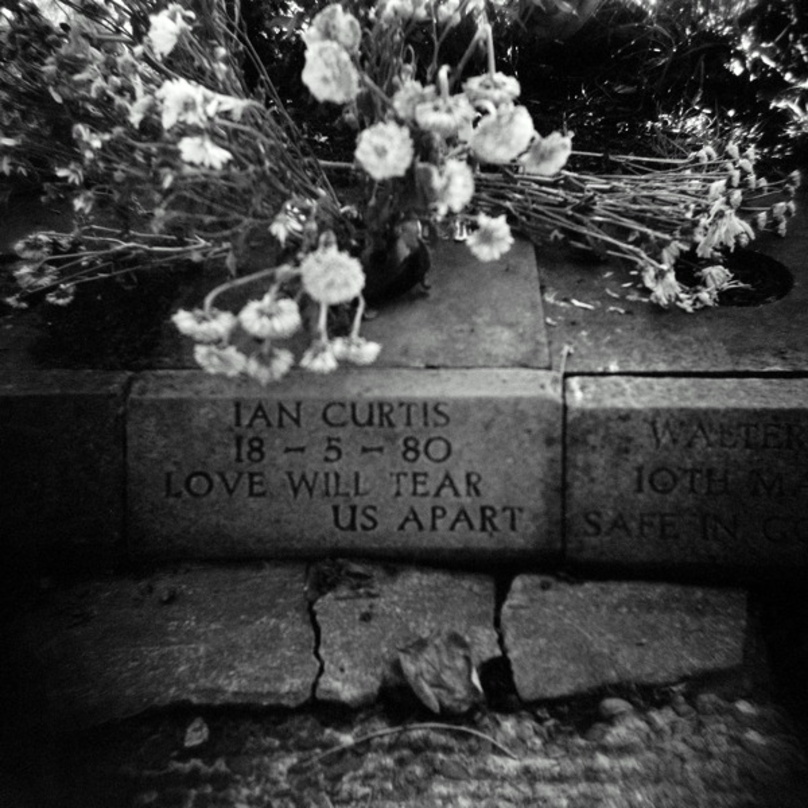 Einer der 23 Orte aus der "fotoreportage23 - in search of ian curtis": Das Grab von Ian Curtis in Macclesfield (Foto: Katja Ruge)