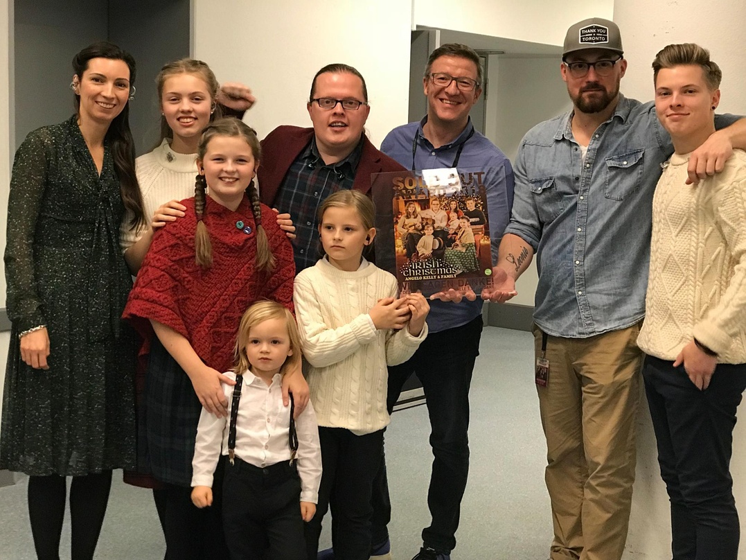 Bei der Verleihung: Angelo Kelly & Family zusammen mit Tourneeveranstalter Christian Doll (Geschäftsführer C² Concerts, 3.von rechts) und Projektleiter Chris Ahlers (2.von rechts)