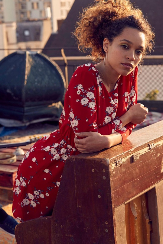 Modelt und singt für H&M-Kampagne: Izzy Bizu