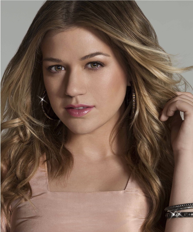 Bleibt trotz sinkender Verkäufe an der Spitze der US-Album-Charts: Kelly Clarkson