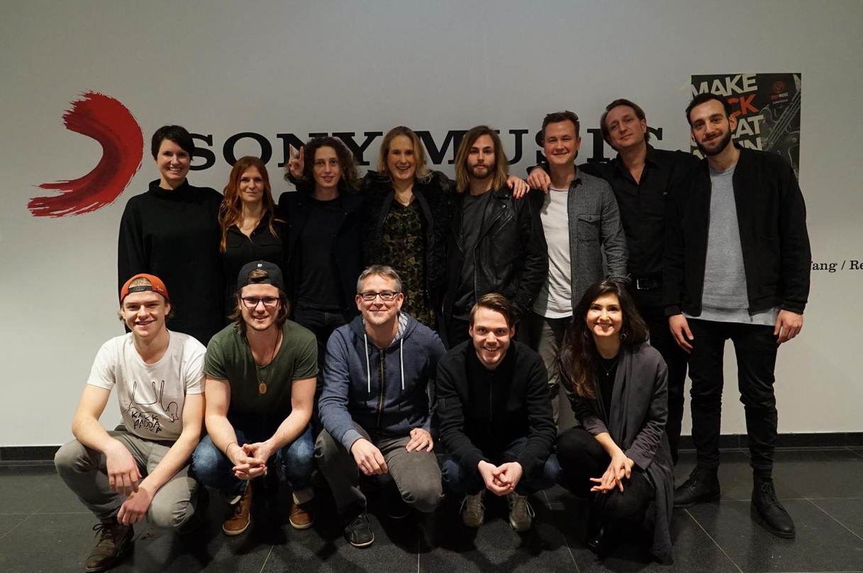 Arbeiten an der gemeinsamen Kampagne (hinten von links): Tine Fassomytakis (Manager Digital Content & CRM Sony Music Germany), Kerstin Eberherr (Product Manager International Sony Music Ge...
