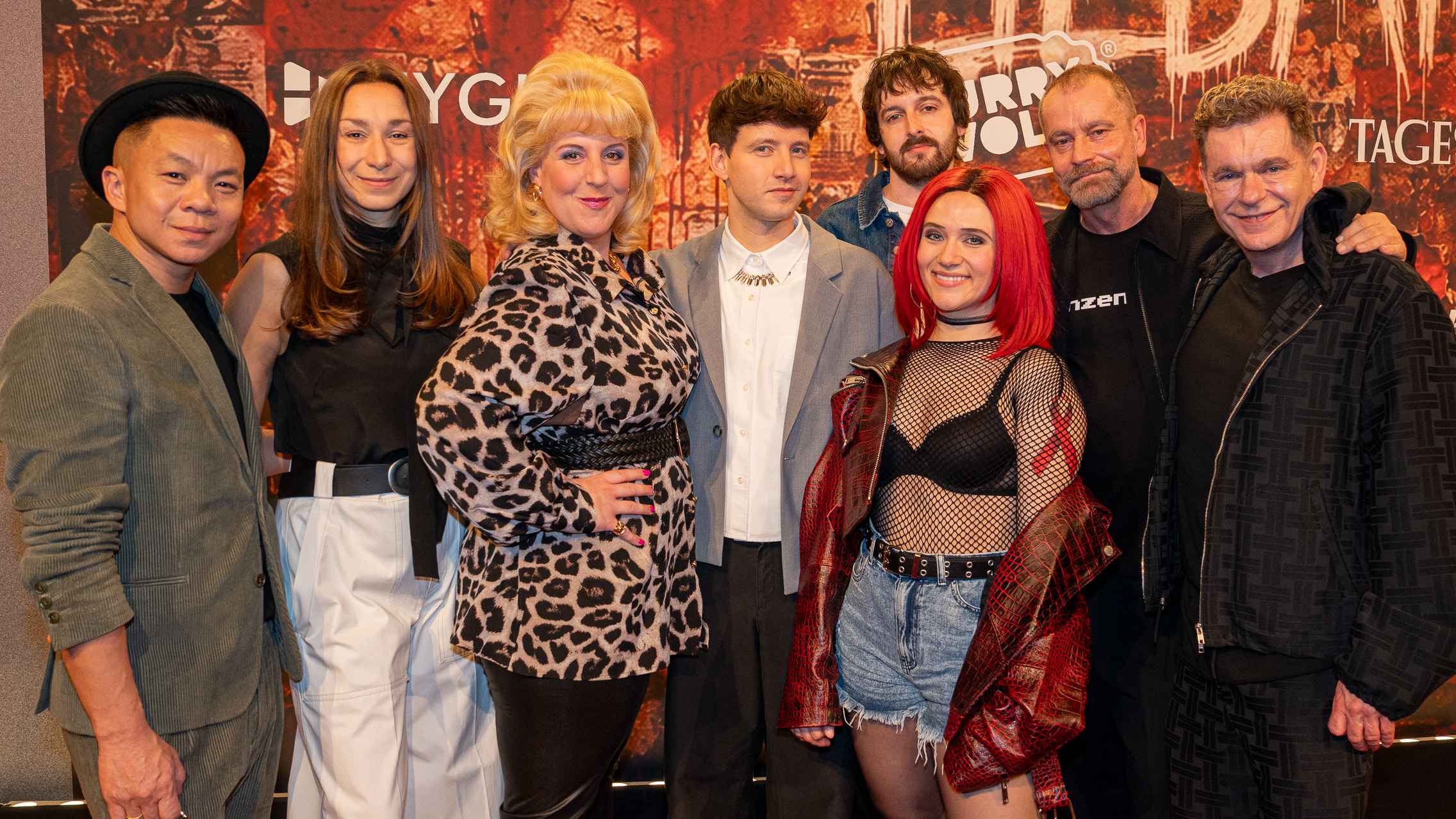 Auf dem roten Teppich (von links): Jonathan Huor (Choreografie), Franziska Kuropka (Buch, Regie), Steffi Irmen (Darstellerin Rosi), Lukas Nimscheck (Buch, Regie, Konzept Videodesign), Josh...