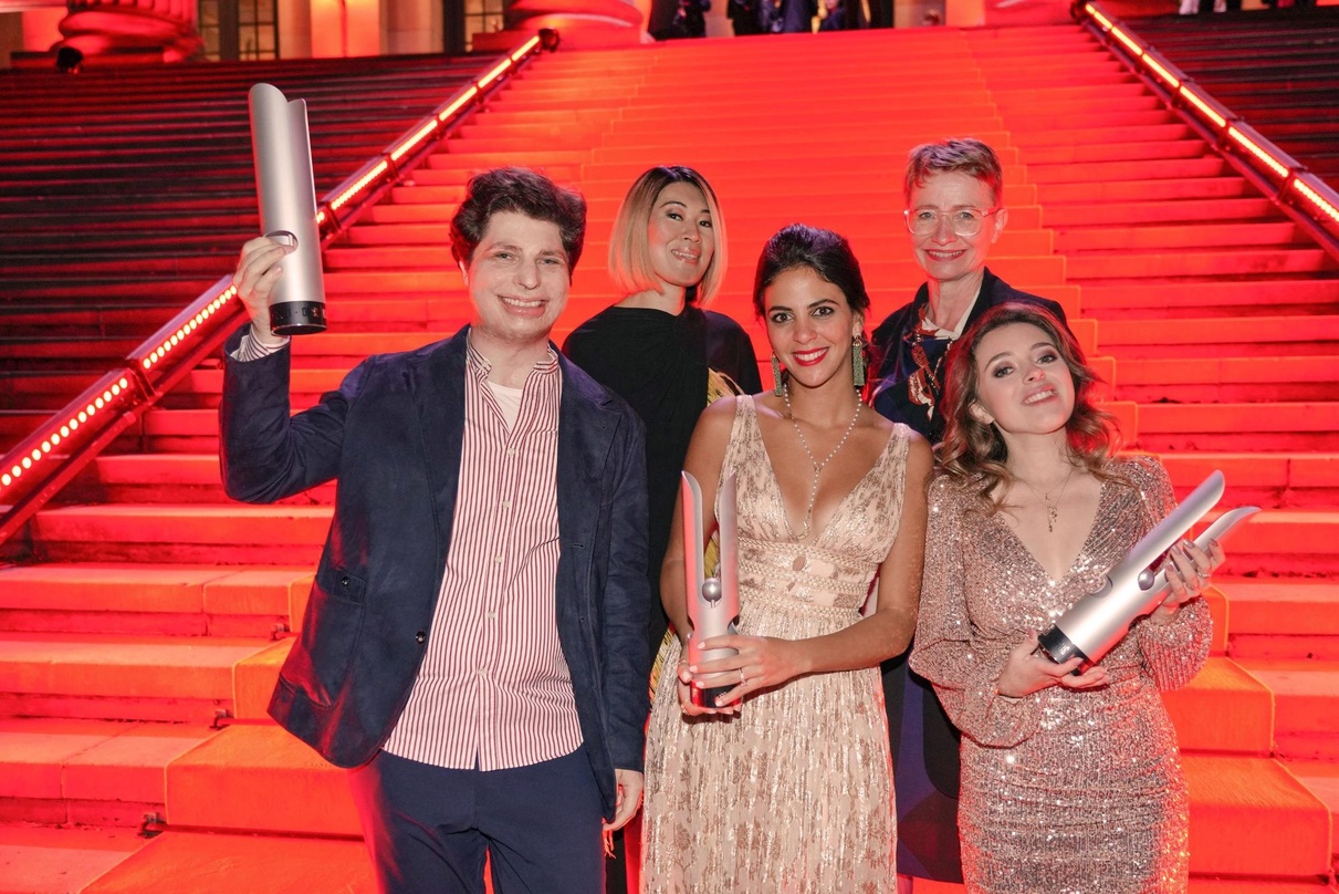 Mit drei von fünf Trophäen beim Opus Klassik vor dem Konzerthaus Berlin (vorn, von links): Augustin Hadelich (Instrumentalist des Jahres, Violine), Fatma Said (Nachwuchskünstlerin des Jahr...