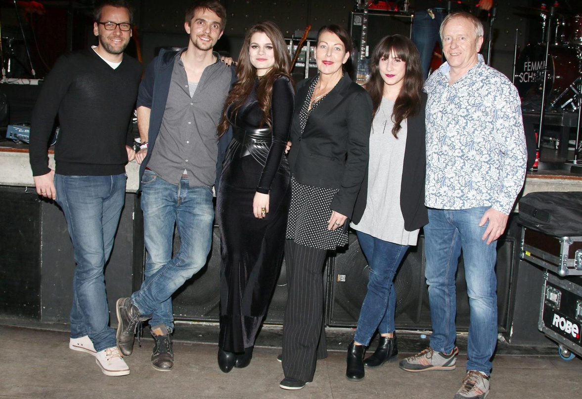 Beim Tourauftakt im Hamburger Mojo Club (von links): Arndt Sedler (Director Marketing Warner Music Entertainment), Linus Braband (Brand Manager Warner Music Entertainment), Femme Schmidt, ...