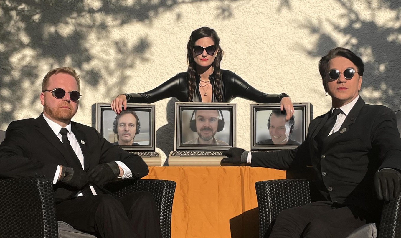Schlossen sich zur Vertragsunterzeichnung kurz (von links) c0zmo, M.A. Peel, Honey (alle Welle: Erdball) mit (auf den Monitoren von links) Eric Burton, Thomas Thyssen, Gero Herrde (alle Sc...