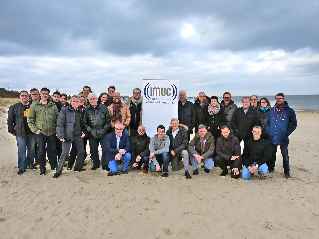 IMUC-Mitglieder mit Gästen am Strand (hinten, von links): Ralf Schroeter (Sound 'n Scripture), Marc Liebscher (Blickpunkt Pop), Florian Böhlendorf (Sparta), Patrick Oginski (südpool), Roya...