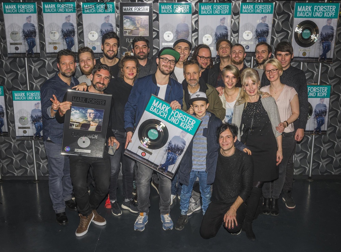 Feierten zwei Platin-Auszeichnungen auf einmal: Mark Forster (vorne, 3. von links) und sein Team