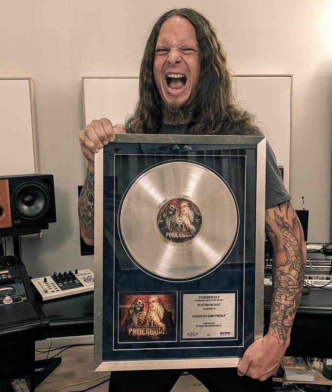 Erhielten eine Platin-Auszeichnung für die Single "Dancing With The Dead": Powerwolf