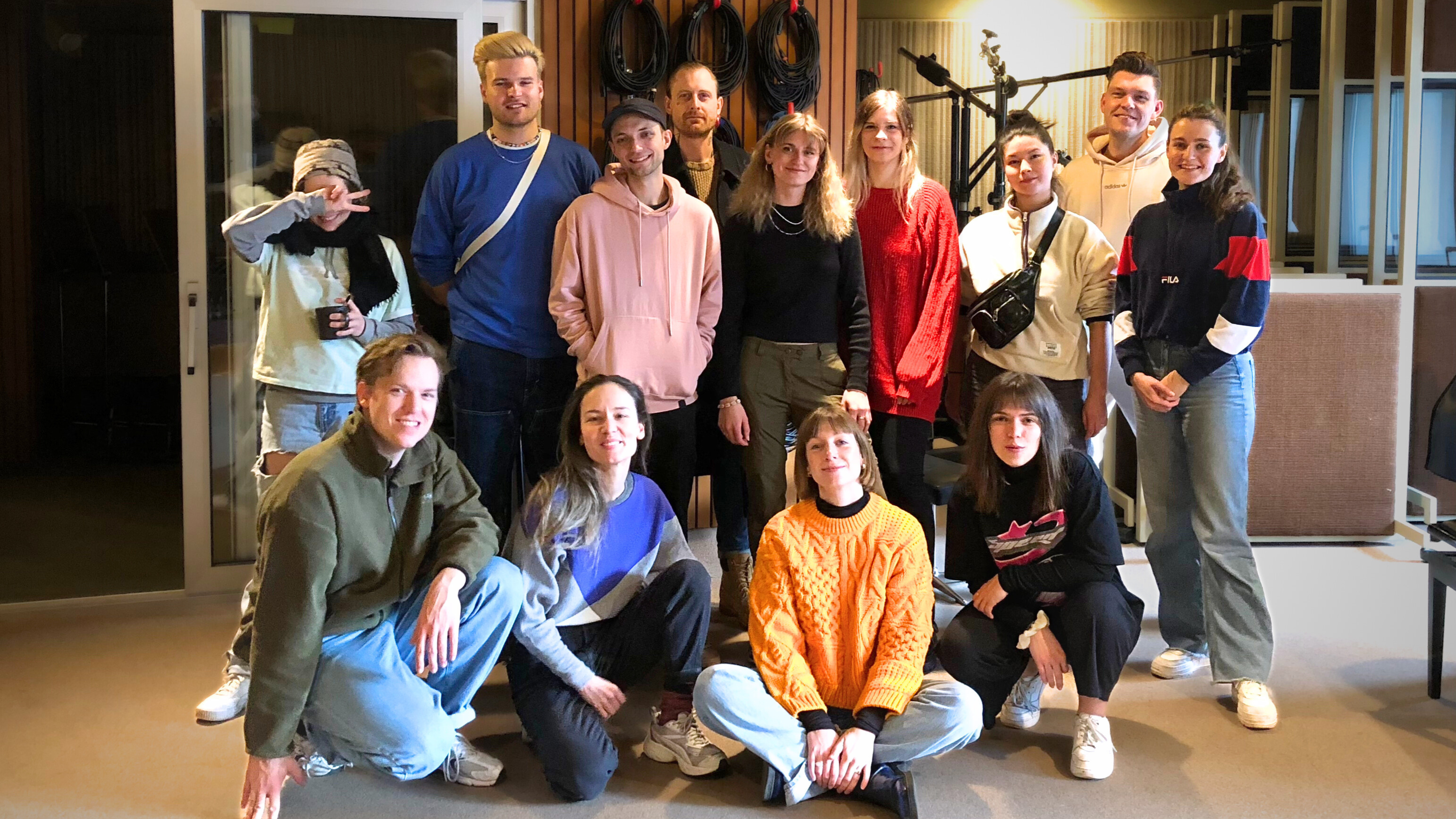 183ee295 4d64 47ef 9d02 bb070b7929f4 Beim Paper Pug Camp (hinten, von links): ThatGurlHanna, Yosu, Jakob Mecke, David Oesterling, Emi Wide, Katha Rosa, Akina Ingold, Dennis Henschel und Elin Bell sowie (vorn) Thilo Wehrmann, ...