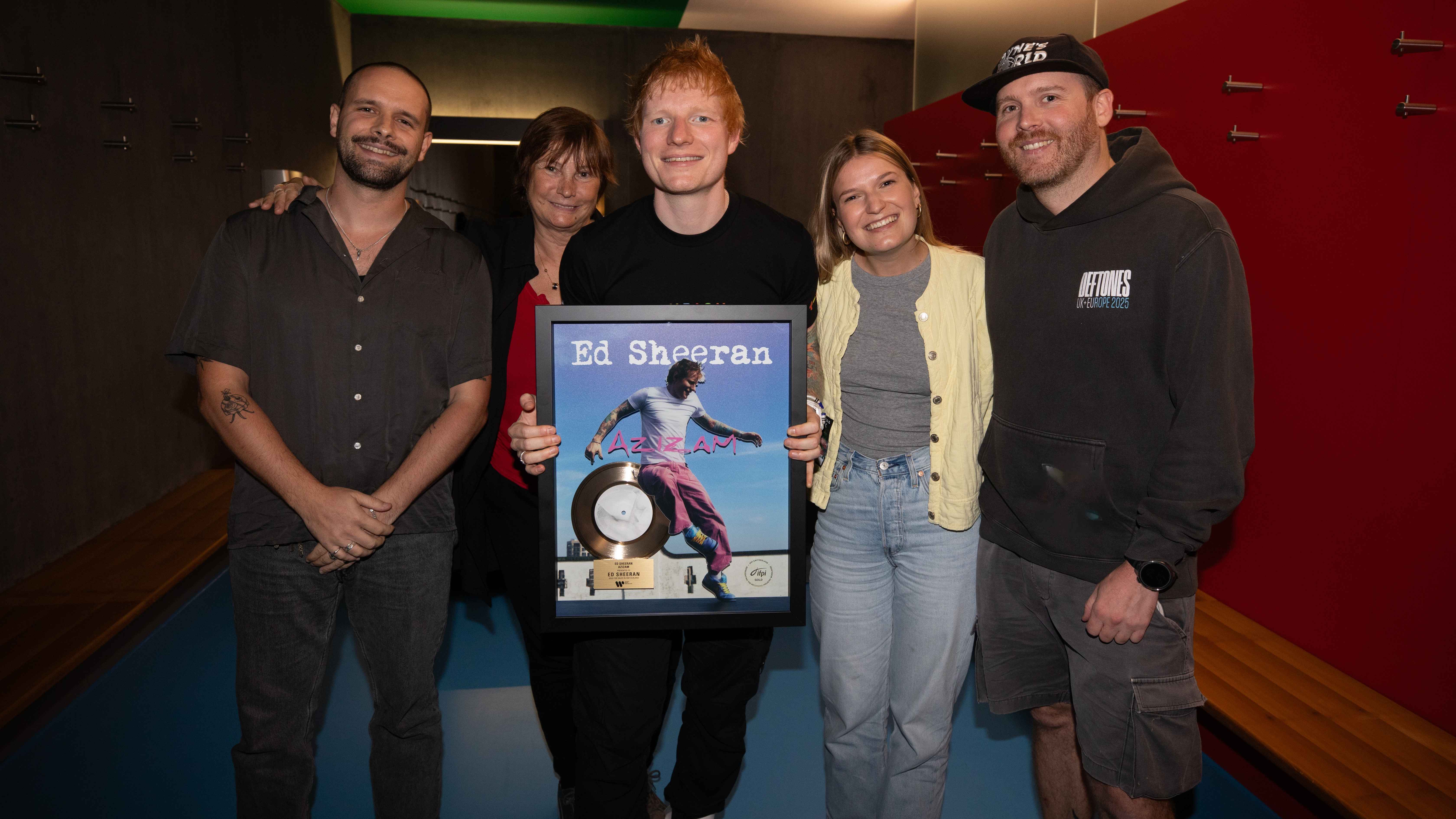 186ab614 cc81 4cd7 97c1 8418fe9100f6 Gemeinsam im Zürcher Letzigrund (von links): Kevin Assis Pardal (Marketing Manager), Sabine Pythoud (Promotion Manager, beide Warner Music Switzerland), Ed Sheeran, Katja Hagi (Marketing M...