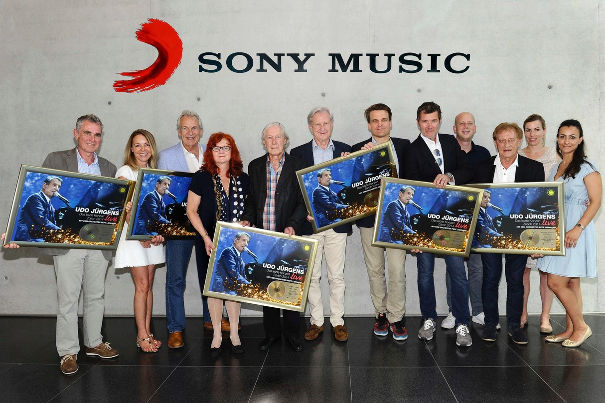Freuten sich über Gold (von links): Thomas Weber (Pressesprecher), Jutta Stegemann (Anwältin Freddy Burger), Pepe Lienhard (Bandleader), Elisabeth Angerer (Senior Director A&R AOR-Labelgro...