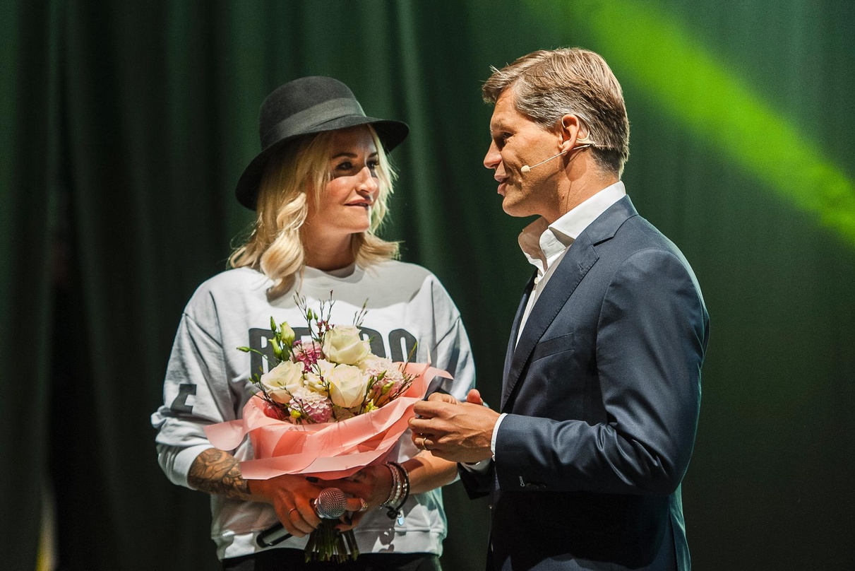 Bei der Verleihung: Frank Briegmann und Sarah Connor bei Universal Inside 2015 in der Mercedes Benz Arena