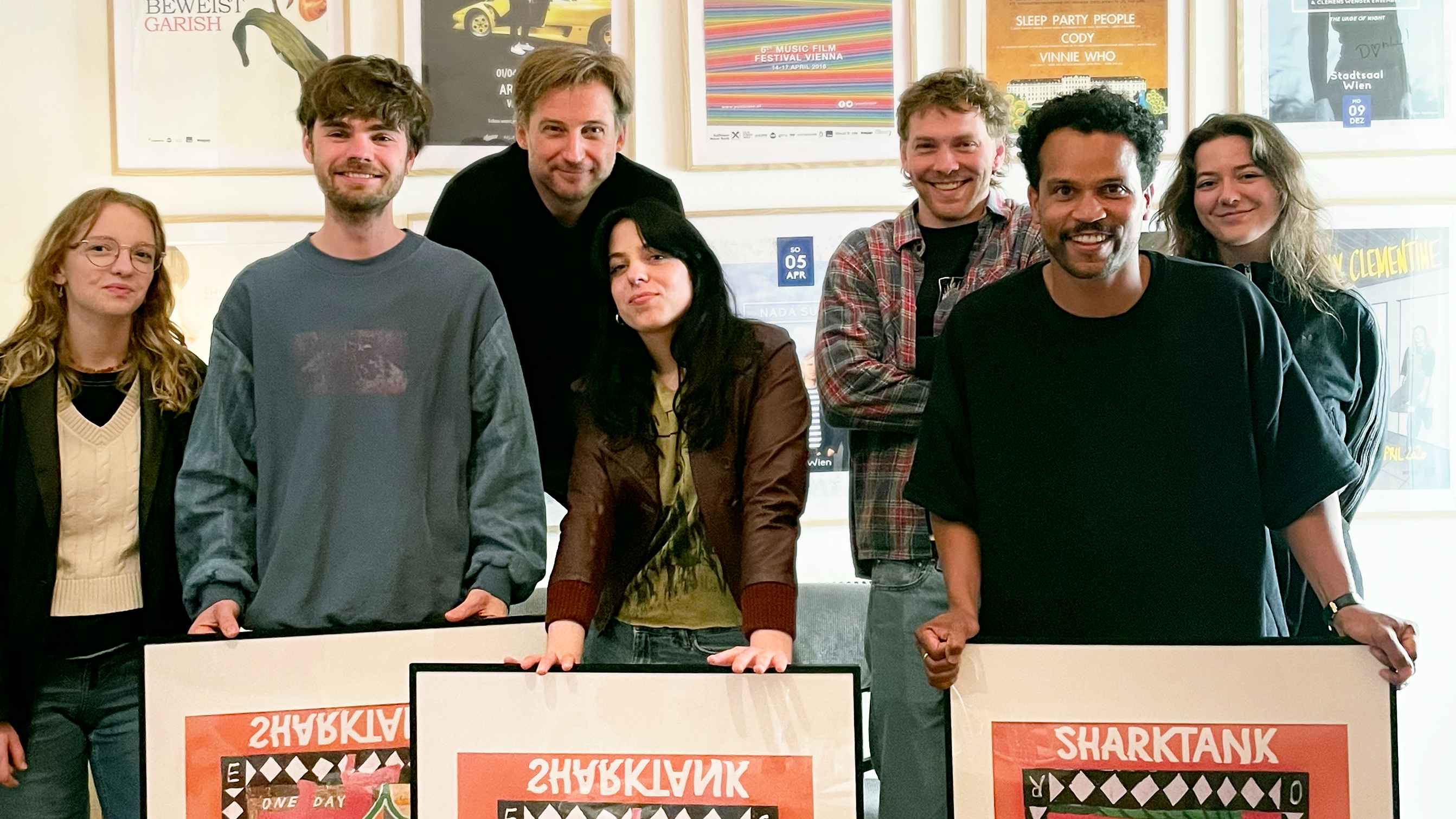 Feiern in den Räumlichkeiten von Ink Music die erste Goldauszeichnung (von links): Kerstin Kern (Produktmanagement Ink Music), Marco Kleebauer (Sharktank), Hannes Tschürtz (CEO Ink Music),...
