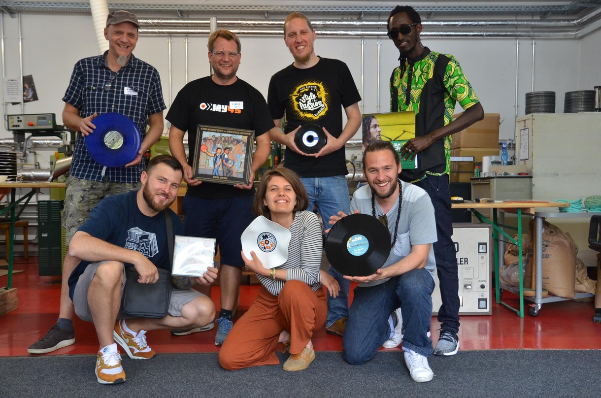 Boten einen Einblick ins Presswerk (von links): Andreas Bauer und Helge Sudau (Geschäftsführer My45), Max Rub A Dub (DJ von Elijah Salomon), BIG ZAY (Sänger bei Elijah Salomon) sowie (vorn...