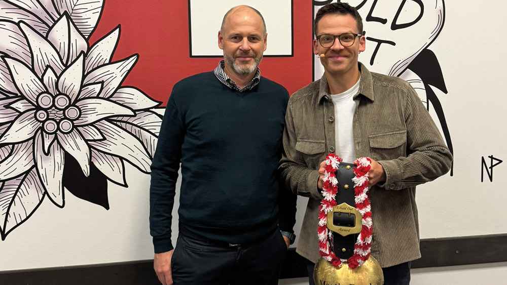 18c6625d 9980 400b 912d b271469d9f65 Trafen sich im Backstage der bigBox zur Übergabe der Kuhschelle: Florian Fülle (links, Leitung Entertainment, Logen & Controlling) sowie Martin Frank.