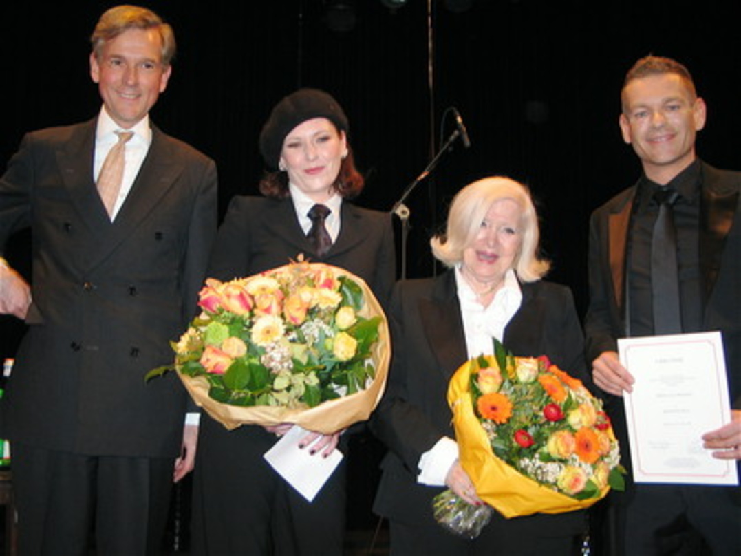 18e761eab64021e3ae07eeb71b73f467d038e10c07c037b7f63ec1fecd58976b Ausgezeichnet: AnNa R. und Peter Plate mit Mary Jay-Jacobson und Harald Heker (l.)