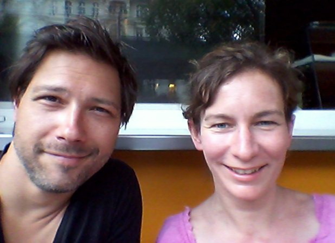 Übernimmt administrative Dienstleistungen, hilft aber auch bei der Gründung eines eigenen Verlags: Alisa Wessel, hier mit Markus Siebert nach der Vertragsverhandlung
