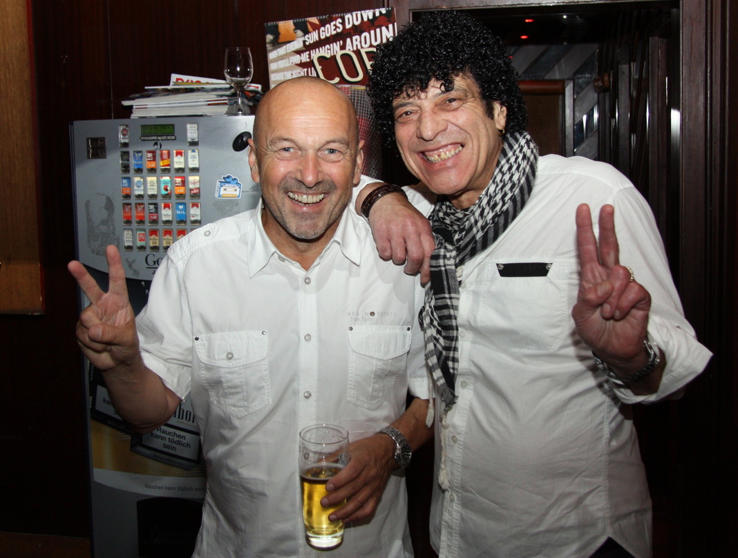 Bereits vor dem Showcase bester Dinge: Ray Dorset (r., Mungo Jerry) mit seinem Labelchef Hans Derer (Geschäftsführer 7us media group)