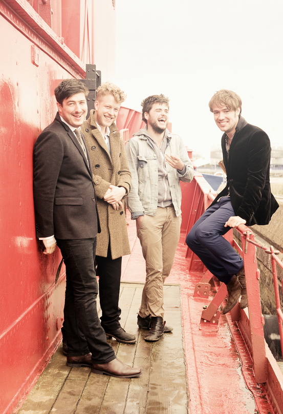 Haben gut lachen nach Grammy-Gewinn und Rückkehr auf Platz eins der US-Charts: Mumford & Sons