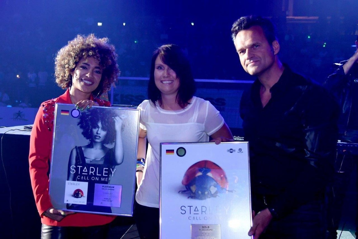 Trafen sich in der Max-Schmeling-Halle (von links): Starley, Hailie Schwarz (Head of Radio Promotion Kontor Records) und Jan Schwede (General Manager Kontor Records und Labelmanager Centra...