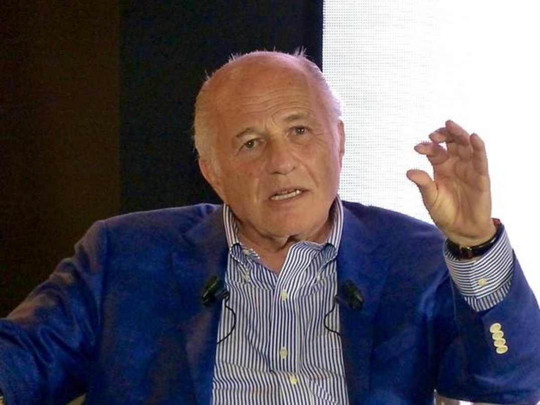 Zieht sich im April 2017 nach mehr als fünf Jahrzehnten aus dem operativen Geschäft zurück und tritt den Posten des CEO von Sony Music Entertainment an Rob Stringer ab: Doug Morris, zuletz...