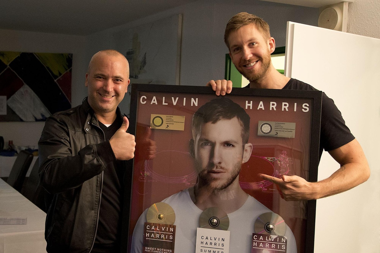 Vergrößerte seine Edelmetallkollektion weiter: Calvin Harris (rechts) mit Gratulant Stefan Goebel