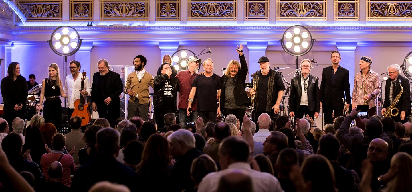 Beim Abschlusskonzert in Berlin: die ManDoki Soulmates um Leslie Mandoki (6. von rechts)