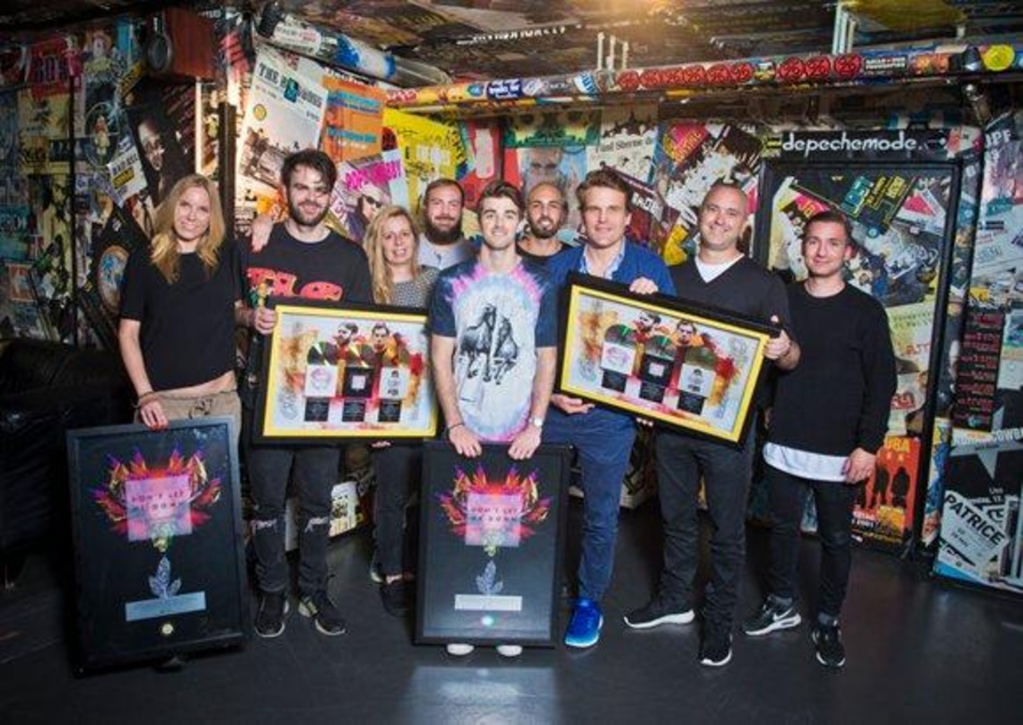 Feierten die Gold- und Platinerfolge (von links): Maria Kramer (Product Manager Dance, Sony Music Entertainment Germany), Alex Pall (The Chainsmokers), Julie Born (Managing Director, Sony ...