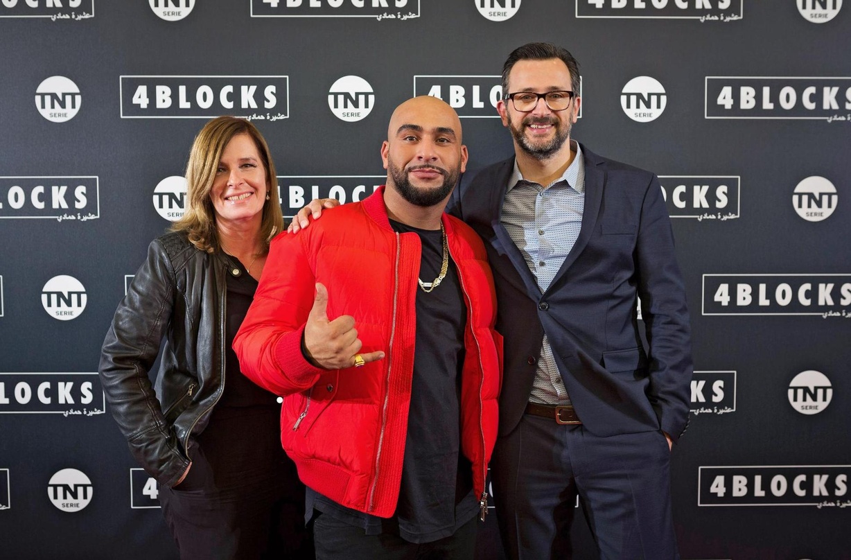 Besiegelten ihre Zusammenarbeit bei der Premiere der zweiten Staffel von "4 Blocks" (von links): Bettina Wohlgefahrt (Management Veysel, Belaboyz Rec.), Veysel und Reinhardt Grahl (CEO MSK...