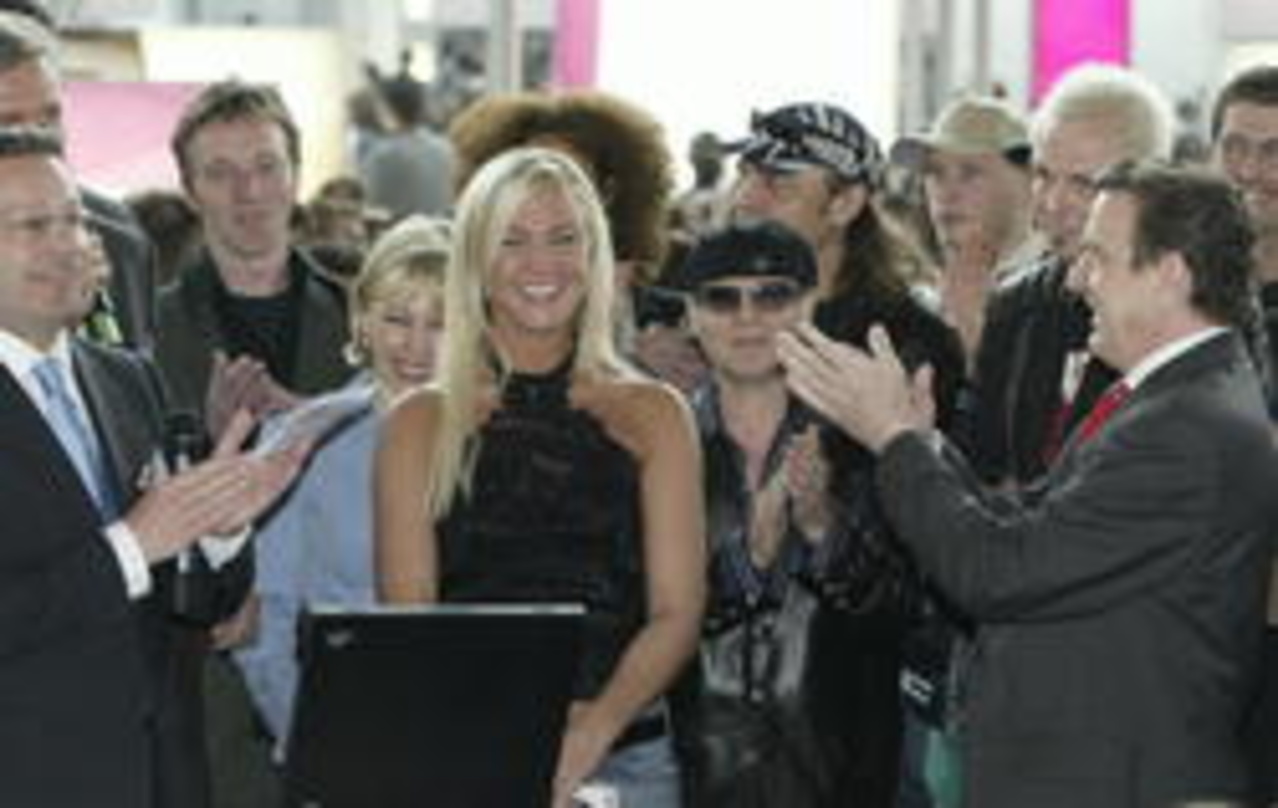 Applaus: Bundeskanzler Gerhard Schröder (r.) mit (v.l.n.r.) Gerd Gebhart, Konrad von Löhneysen, Doris Schröder-Köpf, Kate Ryan und den Scorpions