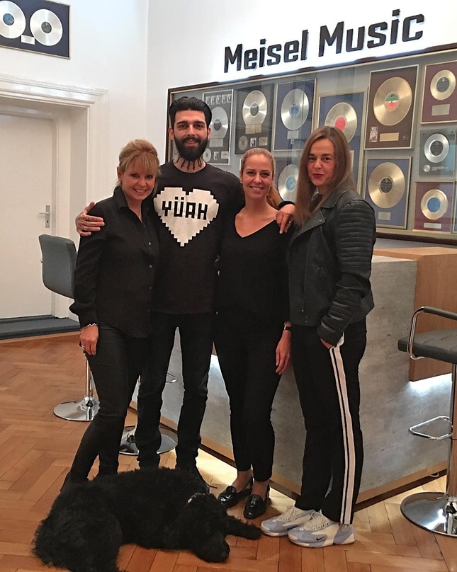 Machten die Vertragsunterzeichnung perfekt: GF Kirsten Meisel, Punch Arogunz, Ina Wiens (Meisel Music), Katja Nagel (One Groove),