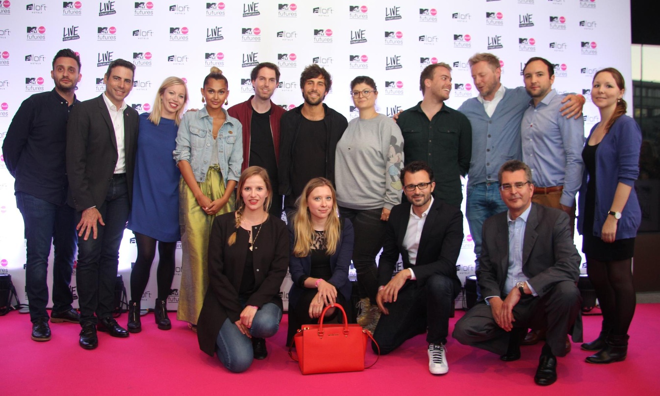 Nach der Live Session vor dem Hotel (hinten, von links): David Sprei (Account Director Viacom Velocity International), Oliver Schäfer (General Manager Aloft Munich), Mirja Dieckmann (Socia...