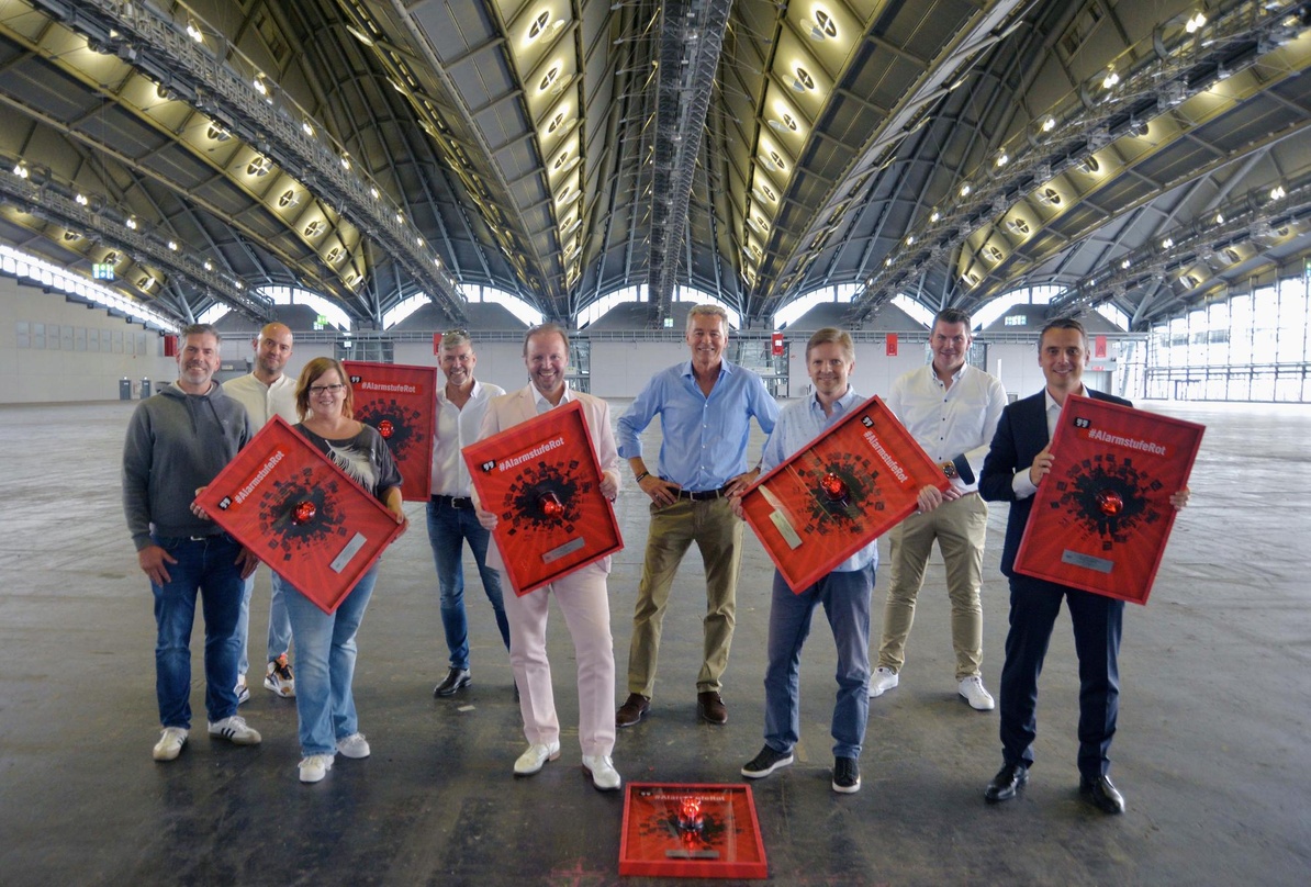Bei der Preisübergabe (von links): Florian Böhlendorf, Timo Holstein, Sandra Beckmann, Wolfgang Weyand, Tom Koperek, Detlef Braun, Christian Eichenberger, Michael Biwer und Nico Ubenauf